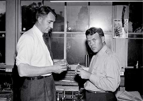 Дэйв Паккард и Билл Хьюлетт в своем гараже, первой штаб-квартире молодой компании Hewlett-Packard