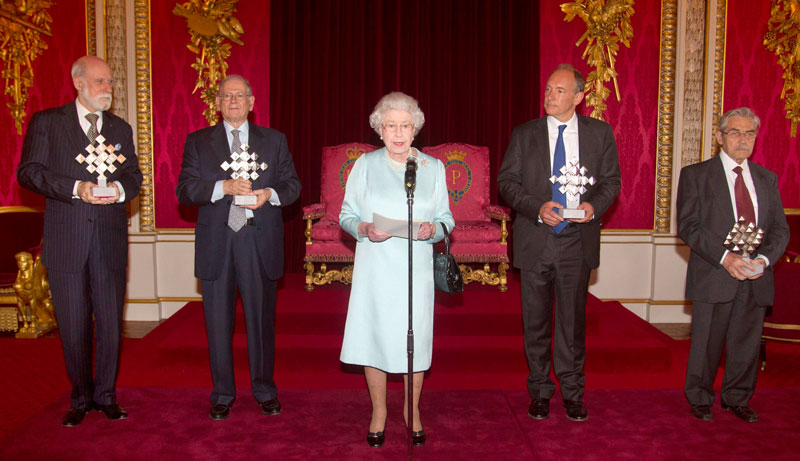 Королева Великобритании Елизавета II произвела Тима Бернеса-Ли в Рыцари-Командоры за службу во благо глобального развития Интернета