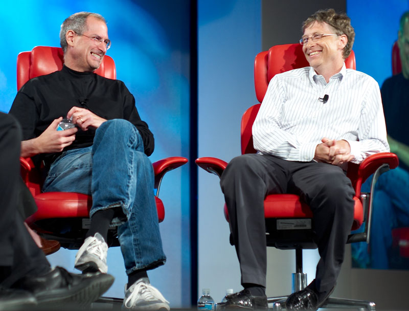 Стив Джобс (слева), основатель Apple, и Билл Гейтс, основатель Microsoft