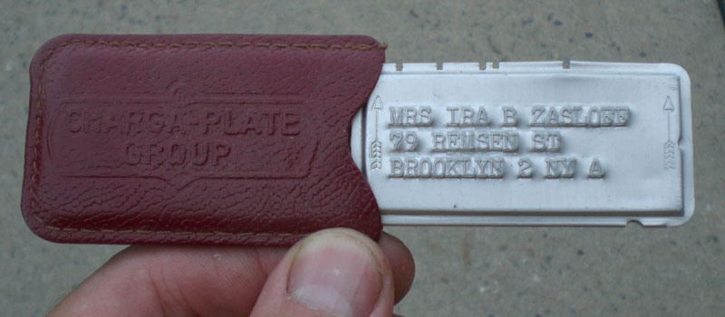 Металлическая пластинка Charga-Plate, один из «предков» кредитных карт