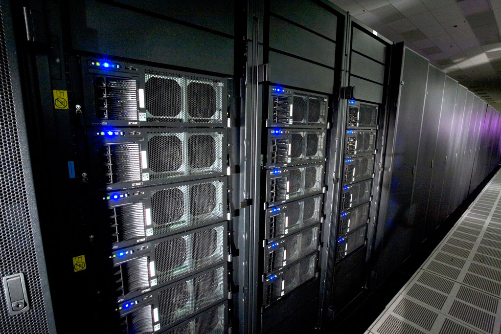 Roadrunner – суперкомпьютер в Лос-Аламосской национальной лаборатории в Нью-Мексико (США). Разработан в расчете на пиковую производительность в 1,026 петафлопса (достигнута в июне 2008 года) и 1,105 петафлопса (ноябрь 2008 года)
