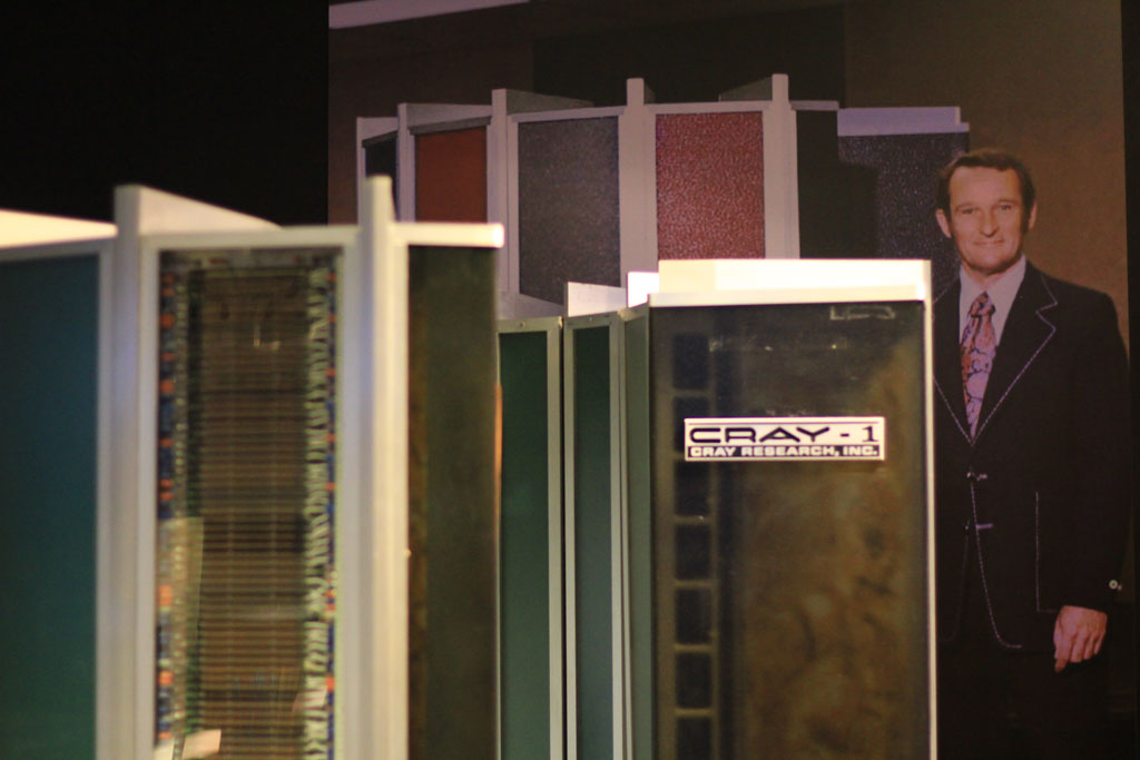 Сеймур Крэй с легендарным суперкомпьютером Cray-1