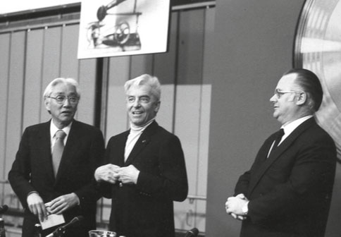 В 1979 году Sony и Philips Consumer Electronics (Philips) создали совместную целевую группу инженеров