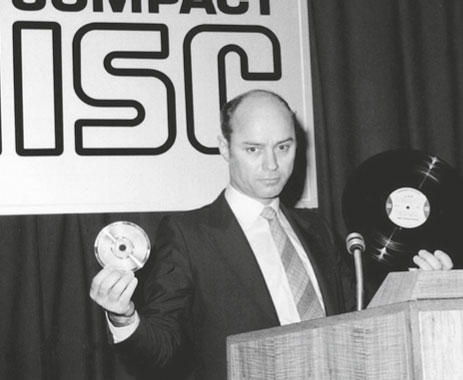 Генеральный директор Philips с первым CD-диском