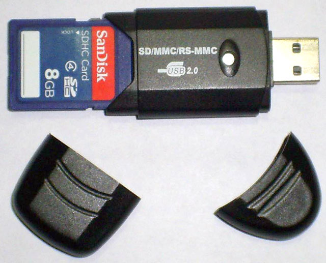 Рисунок 1. Из SD-карты и кардридера можно собрать функциональный носитель с аппаратной защитой от записи