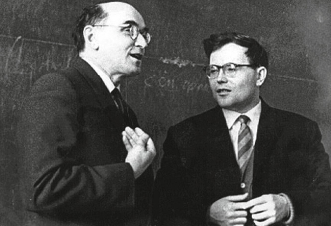 В 1962 году Михаил Шура-Бура (слева) и Андрей Ершов разработали первые трансляторы для языка высокого уровня – «Алгол-60»