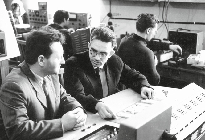 Виктор Глушков (в центре) – руководитель академического Института кибернетики в Киеве, в 1966 году при его участии была разработана первая в СССР персональная ЭВМ «МИР-1»