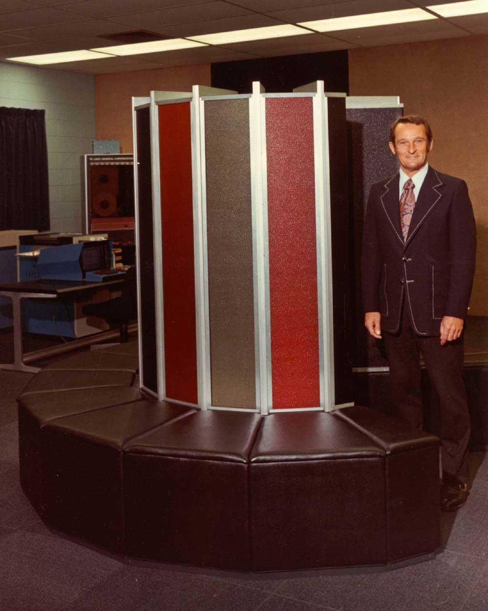 Сеймур Крэй со своим «первенцем» – суперкомпьютером Cray-1
